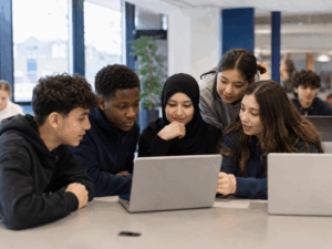 Leerlingen werken samen op laptops tijdens een les met digitale leermiddelen